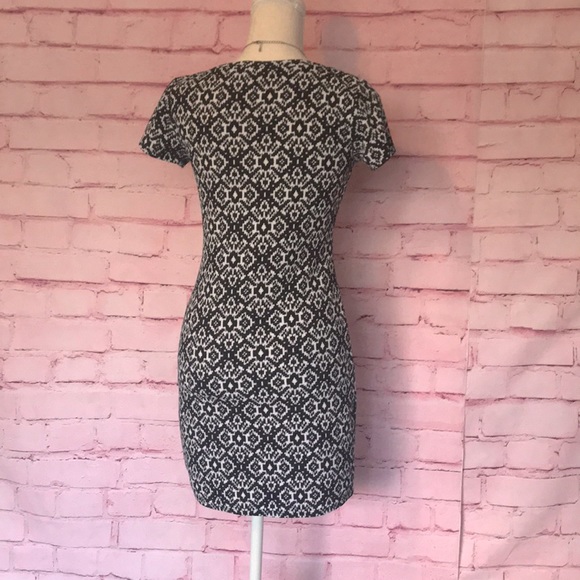 PINK ROSE Patterned Dress - Picture 2 of 7